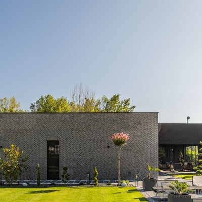 Kombinácia tehlových obkladov Akita a Zwart Super na fasáde a plote rodinného domu od Rustique.sk