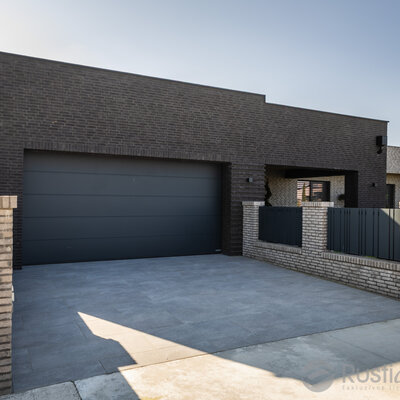 Kombinácia tehlových obkladov Akita a Zwart Super na fasáde a plote rodinného domu od Rustique.sk