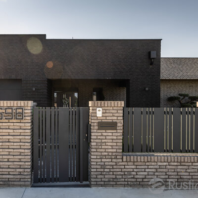 Kombinácia tehlových obkladov Akita a Zwart Super na fasáde a plote rodinného domu od Rustique.sk