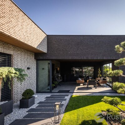 Kombinácia tehlových obkladov Akita a Zwart Super na fasáde a plote rodinného domu od Rustique.sk