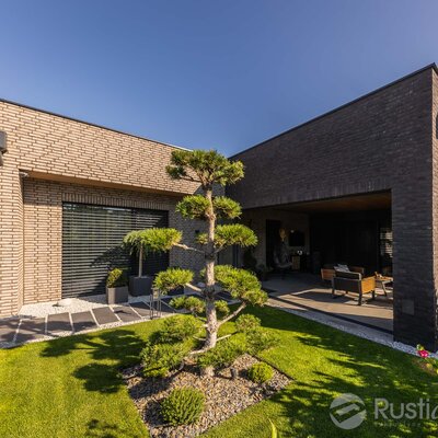 Kombinácia tehlových obkladov Akita a Zwart Super na fasáde a plote rodinného domu od Rustique.sk