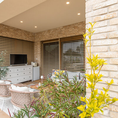 Tehlový obklad Antica Beige na fasáde a plote rodinného domu od Rustique.sk