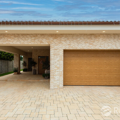 Tehlový obklad Antica Beige na fasáde a plote rodinného domu od Rustique.sk