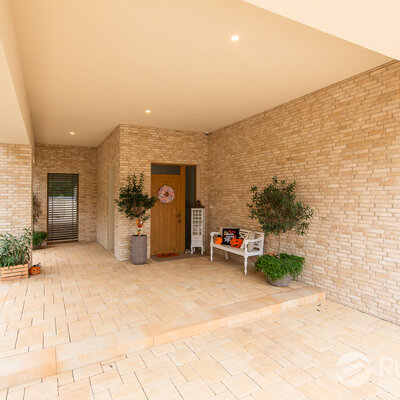 Tehlový obklad Antica Beige na fasáde a plote rodinného domu od Rustique.sk