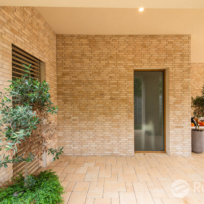 Tehlový obklad Antica Beige na fasáde a plote rodinného domu od Rustique.sk