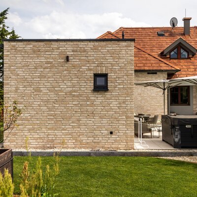 Tehlový obklad Antica Beige na fasáde rodinného domu