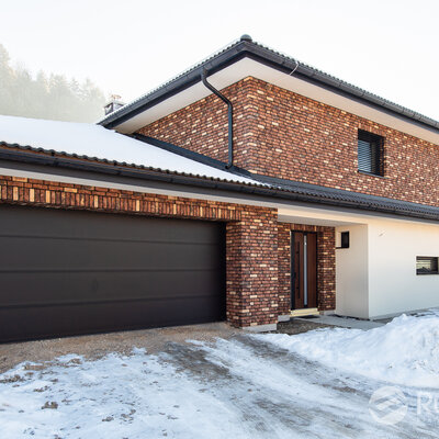 Kombinácia tehlového obkladu Autumn a Eisa na fasáde rodinného domu od Rustique.sk