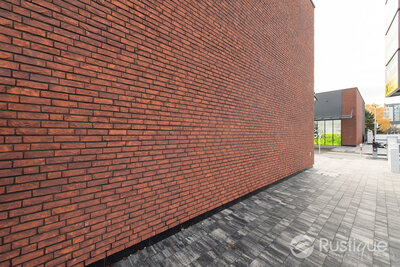 Tehlový obklad Bordeaux na fasáde polyfunkčnej budovy od Rustique.sk
