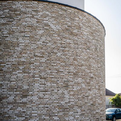 Tehlový obklad Cameleon na fasáde kostola