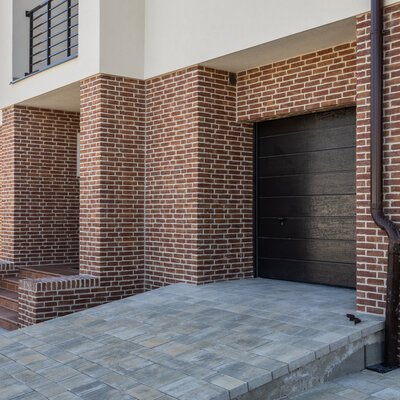 Tehlový obklad Carmine genuancierd na fasáde rodinného domu od Rustique.sk