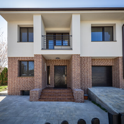 Tehlový obklad Carmine genuancierd na fasáde rodinného domu od Rustique.sk