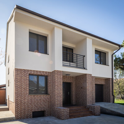Tehlový obklad Carmine genuancierd na fasáde rodinného domu od Rustique.sk