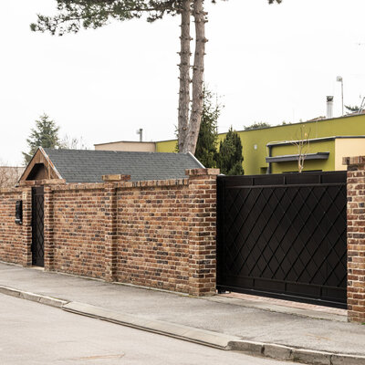 Tehlový obklad Castello na plote rodinného domu