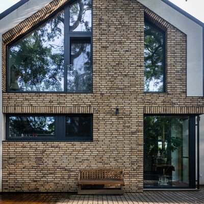 tehlový obklad geel bruin na rodinnom dome