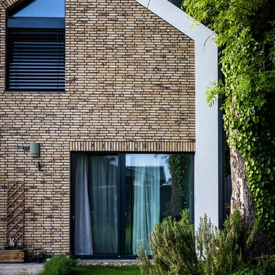 tehlový obklad geel bruin na rodinnom dome