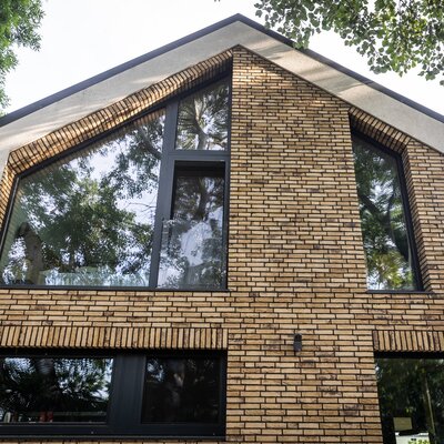 tehlový obklad geel bruin na rodinnom dome