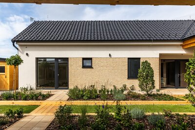 Tehlový obklad Gold Zand na fasáde budovy