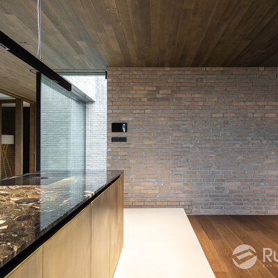 Tehlový obklad Grisea Smook v interiéri rodinného domu od Rustique.sk