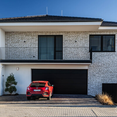 Tehlový obklad Hubertus Snowdust na fasáde a na plote rodinného domu