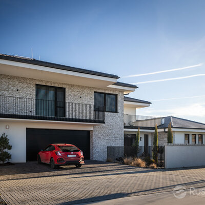 Tehlový obklad Hubertus Snowdust na fasáde a na plote rodinného domu