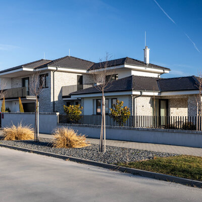 Tehlový obklad Hubertus Snowdust na fasáde a na plote rodinného domu