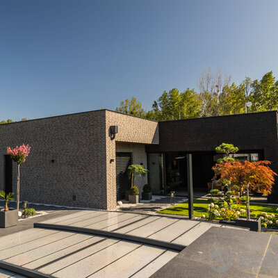 Kombinácia tehlových obkladov Akita a Zwart Super na fasáde a plote rodinného domu od Rustique.sk