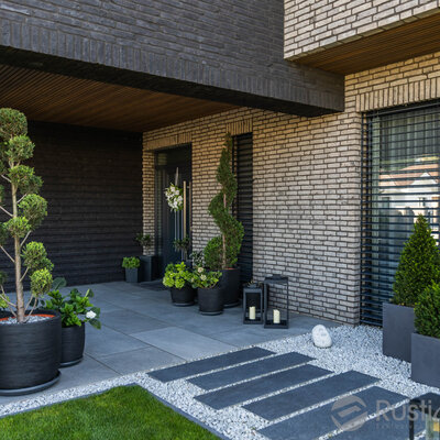 Kombinácia tehlových obkladov Akita a Zwart Super na fasáde a plote rodinného domu od Rustique.sk