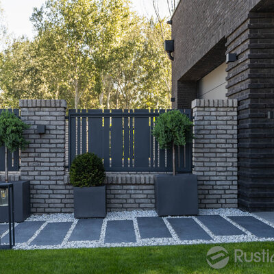 Kombinácia tehlových obkladov Akita a Zwart Super na fasáde a plote rodinného domu od Rustique.sk