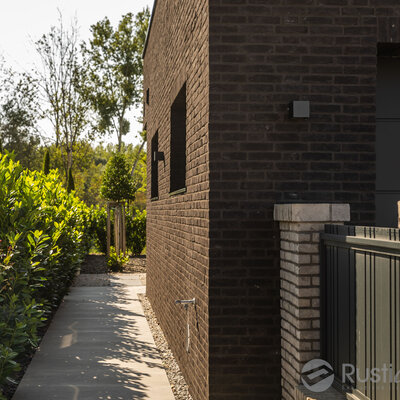 Kombinácia tehlových obkladov Akita a Zwart Super na fasáde a plote rodinného domu od Rustique.sk