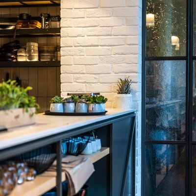 tehlový obklad Kastiel Antiek v reštaurácii