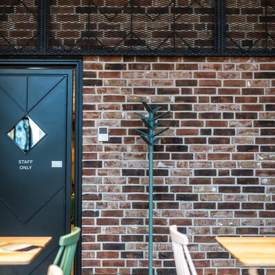 tehlový obklad Kastiel Antiek v reštaurácii