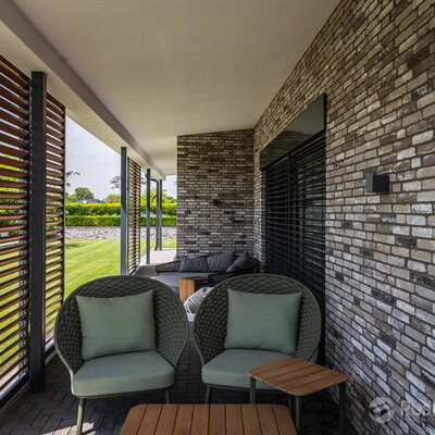 Rodinný dom s tehlovým obkladom London Dark na fasáde, múrikoch a plote