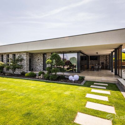 Rodinný dom s tehlovým obkladom London Dark na fasáde, múrikoch a plote