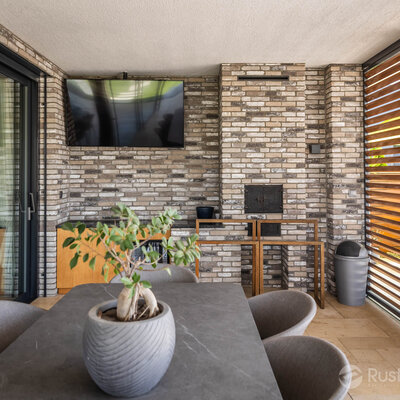 Rodinný dom s tehlovým obkladom London Dark na fasáde, múrikoch a plote