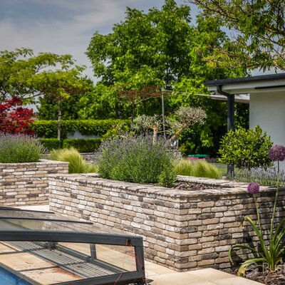 Rodinný dom s tehlovým obkladom London Dark na fasáde, múrikoch a plote