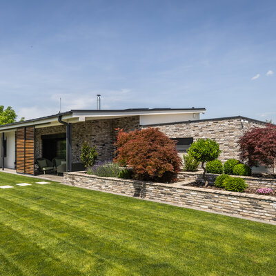 Rodinný dom s tehlovým obkladom London Dark na fasáde, múrikoch a plote