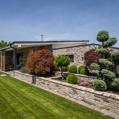 Rodinný dom s tehlovým obkladom London Dark na fasáde, múrikoch a plote