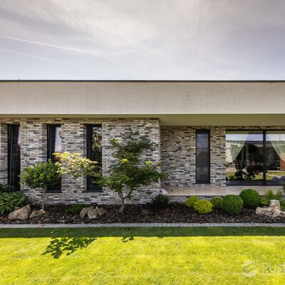 Rodinný dom s tehlovým obkladom London Dark na fasáde, múrikoch a plote