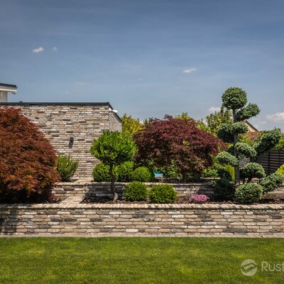 Rodinný dom s tehlovým obkladom London Dark na fasáde, múrikoch a plote