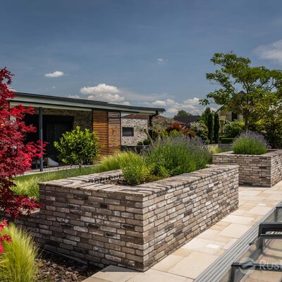 Rodinný dom s tehlovým obkladom London Dark na fasáde, múrikoch a plote