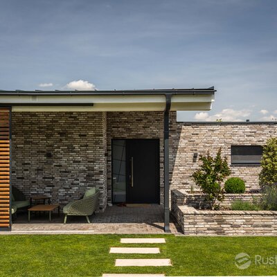 Rodinný dom s tehlovým obkladom London Dark na fasáde, múrikoch a plote