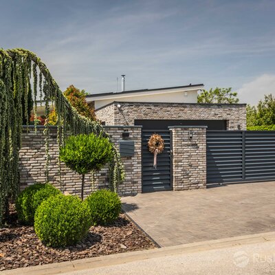 Rodinný dom s tehlovým obkladom London Dark na fasáde, múrikoch a plote