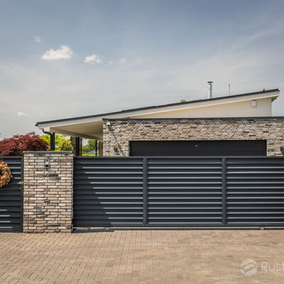 Rodinný dom s tehlovým obkladom London Dark na fasáde, múrikoch a plote