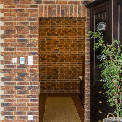 Tehlový obklad Oranje Donkerbont v interiéri