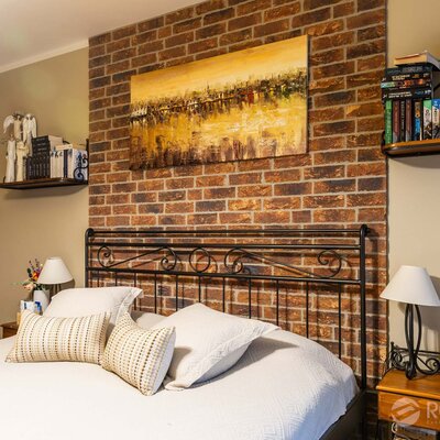 Tehlový obklad Oranje Donkerbont v interiéri v spálni