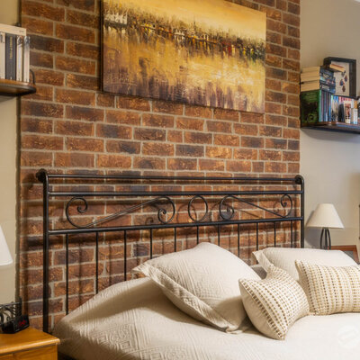 Tehlový obklad Oranje Donkerbont v interiéri v spálni