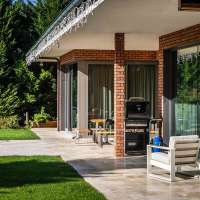 Tehlový obklad Oranje donker na fasáde rodinného domu od Rustique.sk