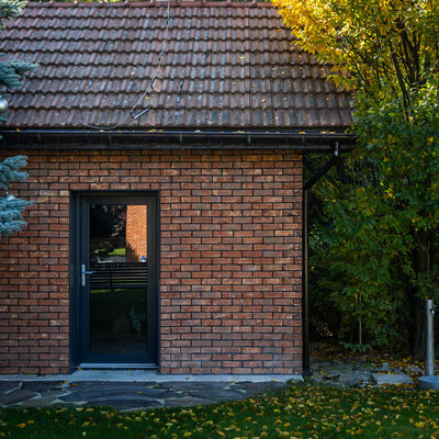 Tehlový obklad Oranje donker na fasáde rodinného domu od Rustique.sk