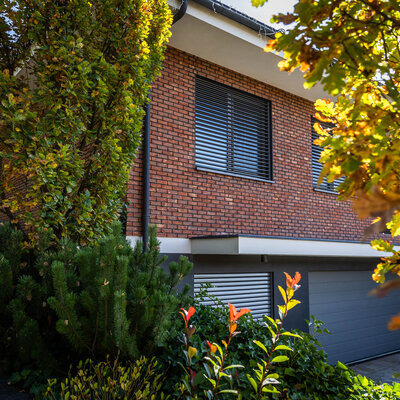 Tehlový obklad Oranje donker na fasáde rodinného domu od Rustique.sk