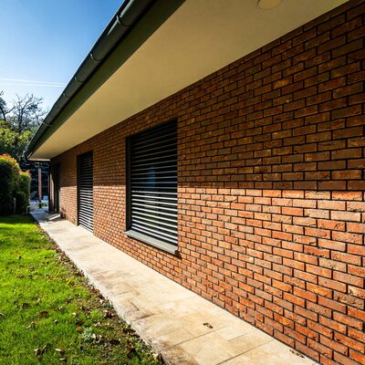 Tehlový obklad Oranje donker na fasáde rodinného domu od Rustique.sk